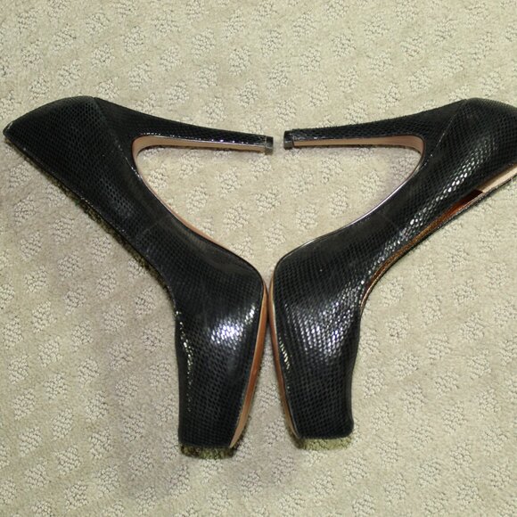 BCBGeneration Women's Sz 7.5B Black Tone on Tone Snakeskin Platform High Heels - Picture 3 of 6